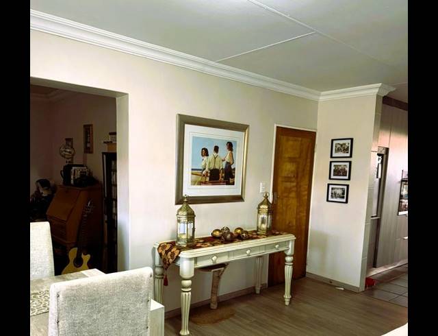 3 BEDROOM TOWNHOUSE FOR SALE IN DIE HOEWES